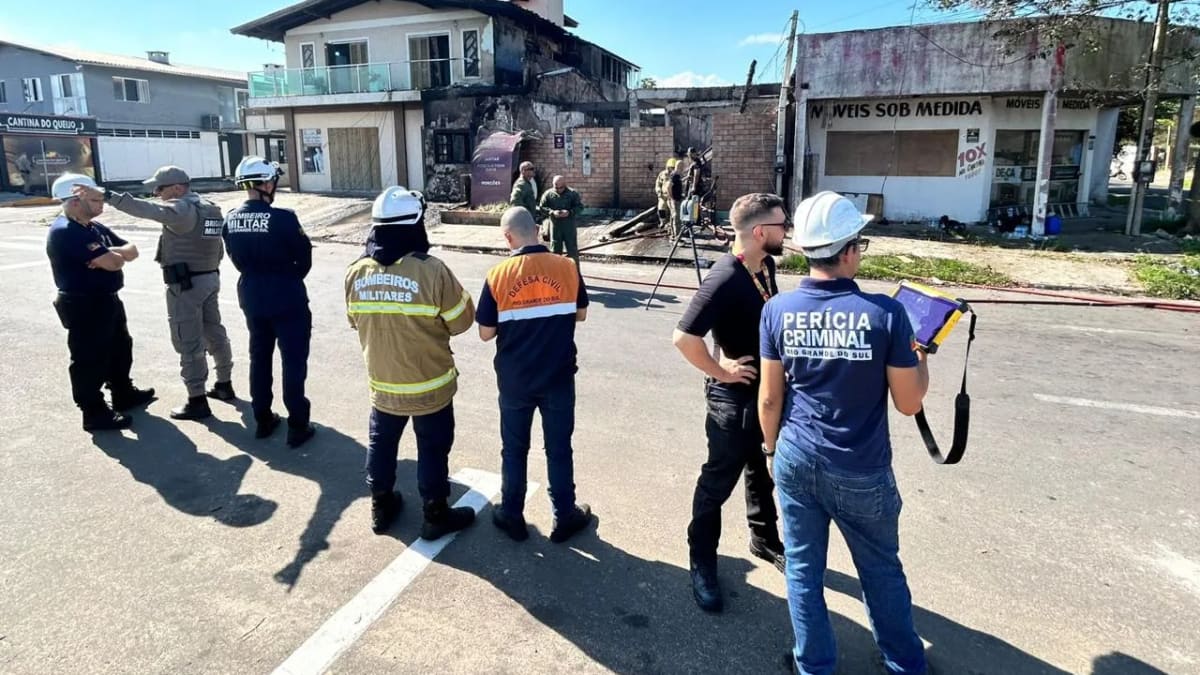 Corpos das quatro vítimas de queda de avião em Capão da Canoa são levados para perícia em Porto Alegre