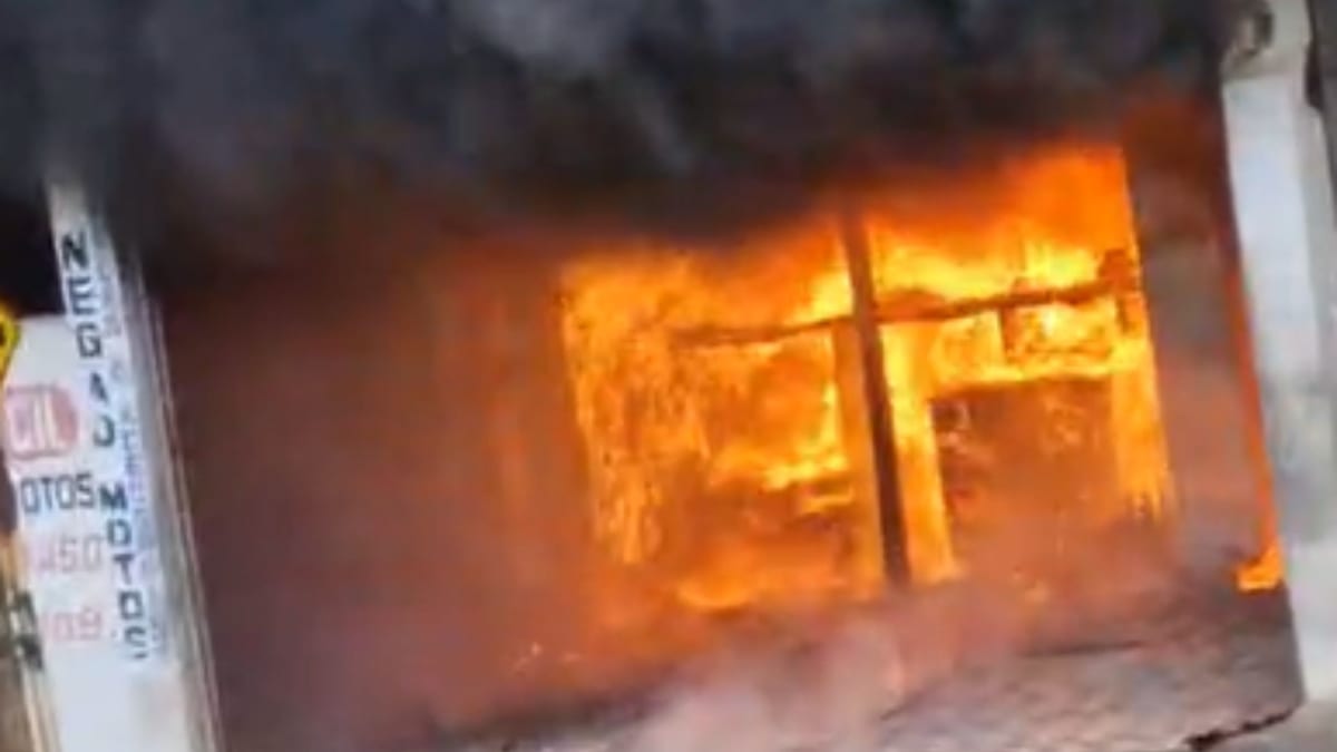 Incêndio destrói oficina mecânica e atinge hotel em João Monlevade