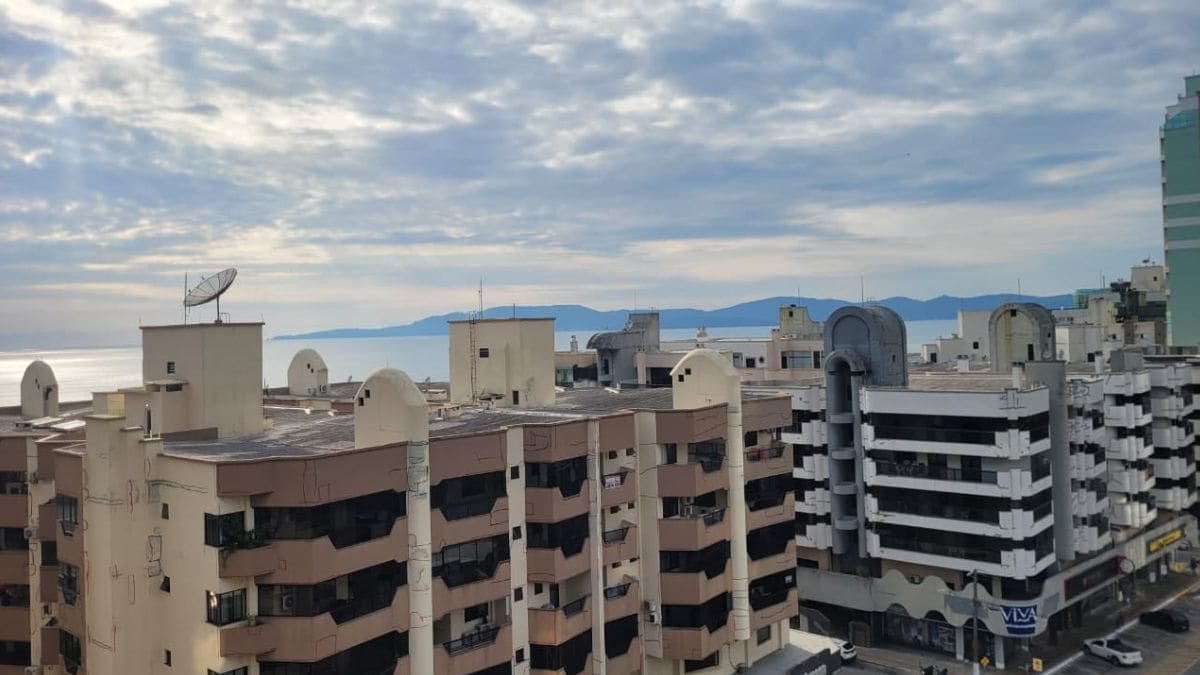 Frente fria provoca temporais e agitação no mar em Santa Catarina neste domingo