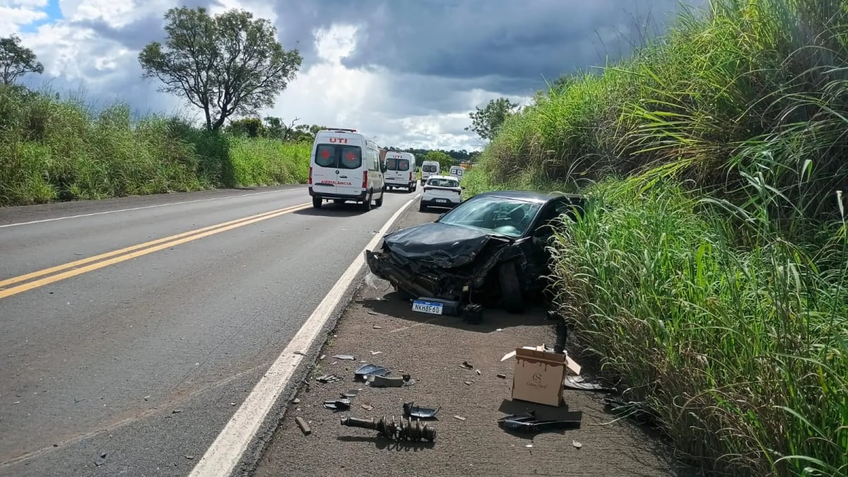 Colisão entre caminhão bi-trem e carro deixa dois feridos na BR-364, em Mineiros