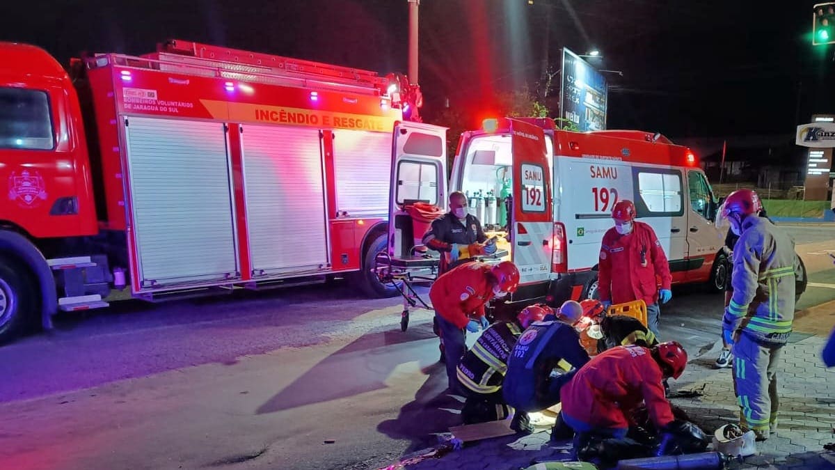 Motociclista fica gravemente ferido após colisão com trem em Jaraguá do Sul