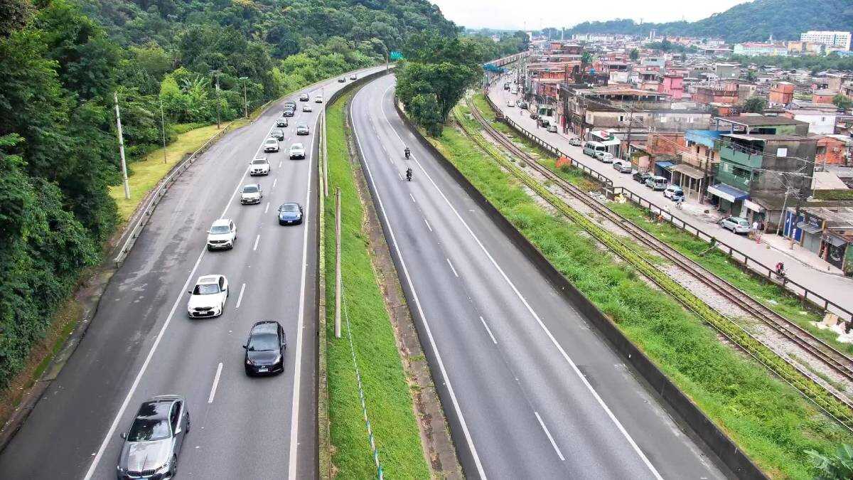 Retorno do feriado prolongado provoca lentidão em rodovias do litoral para São Paulo