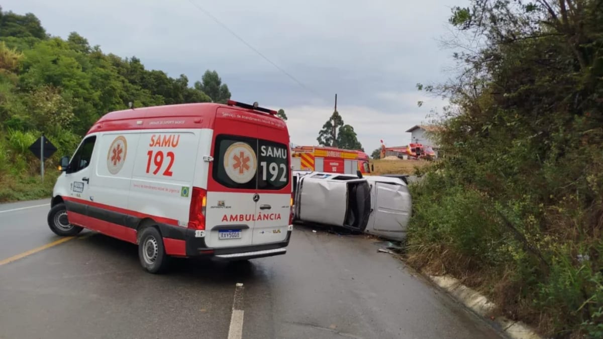 Três mulheres ficam feridas após capotamento na SC-110 em Imbuia