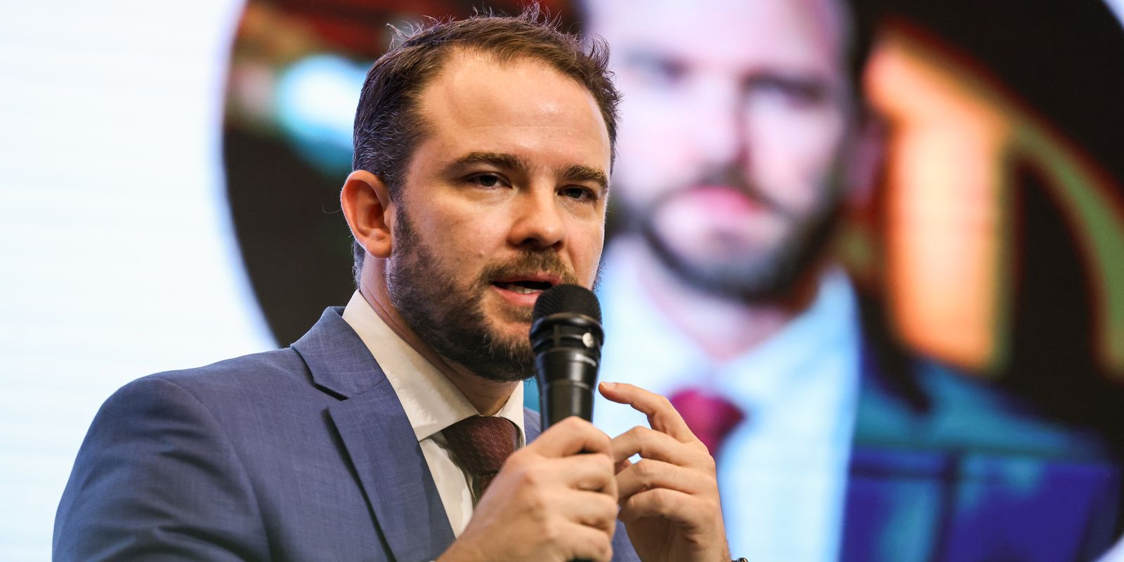 Novo ministro da Fazenda enfrenta pressão sobre contas públicas