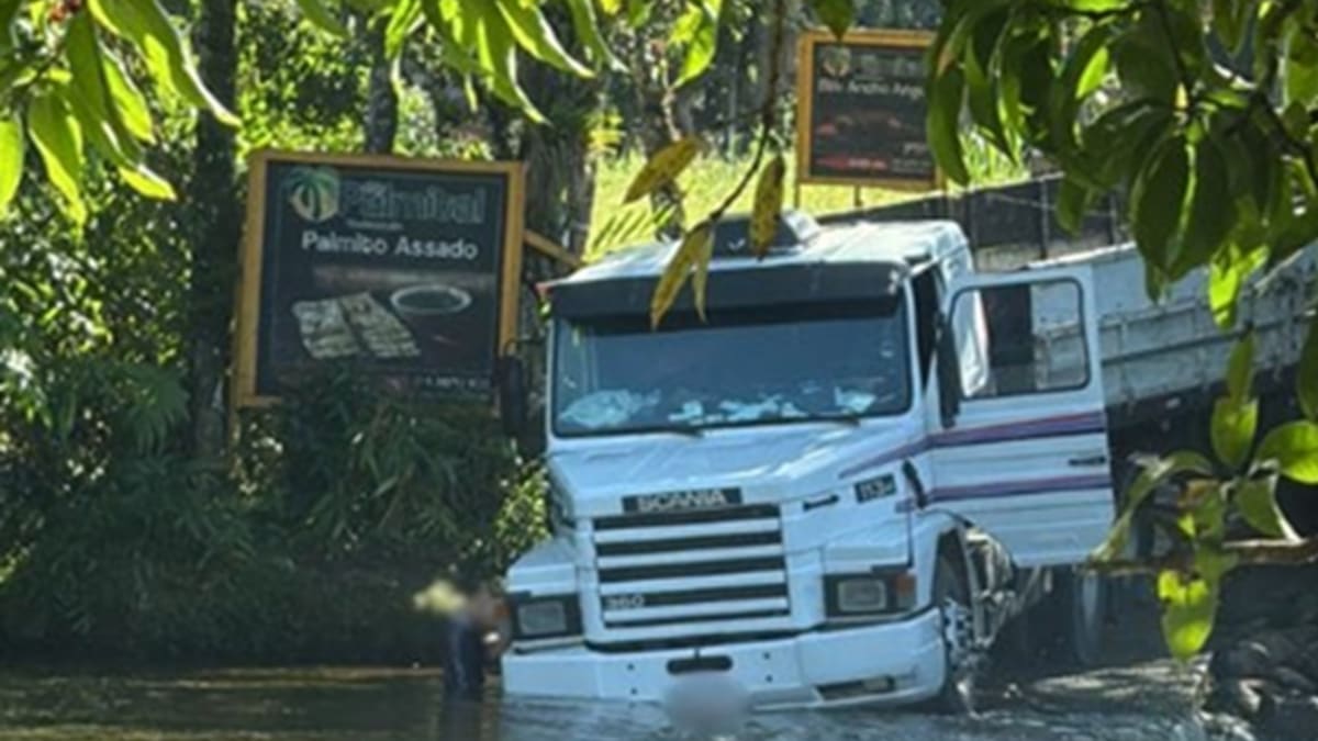 Caminhão fica preso na ponte invertida de Guaratuba, no litoral do Paraná