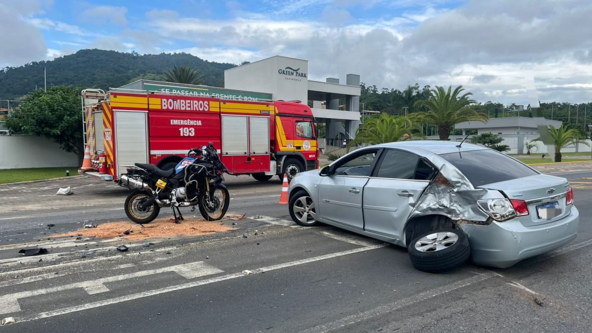 Colisão entre carro e moto deixa dois feridos na SC-370, em Gravatal