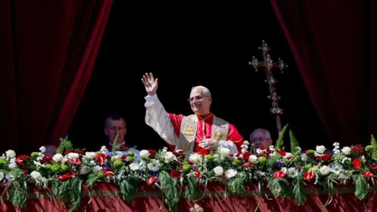 Papa Leão XIV pede desarmamento e diálogo em missa de Páscoa no Vaticano