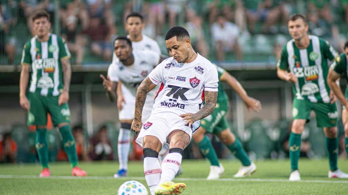 Matheuzinho garante empate do Vitória contra Chapecoense e é destaque como 'arma secreta'