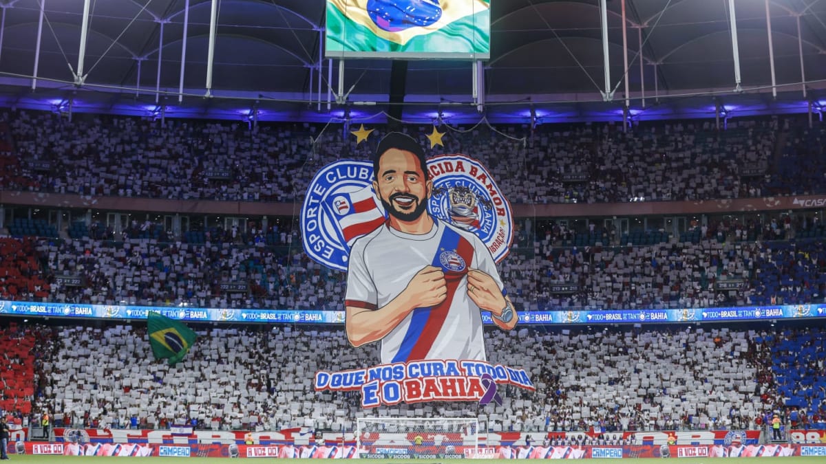 Torcida do Bahia homenageia Everton Ribeiro em jogo contra Palmeiras na Arena Fonte Nova