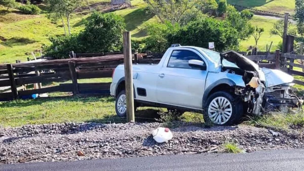 Carro colide contra poste na SC-340 e mobiliza bombeiros em Vitor Meireles