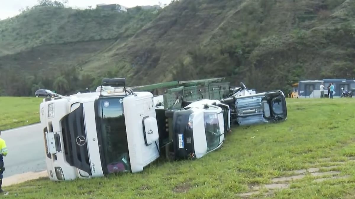 Carreta cegonheira sofre acidente na BR-040 em Belo Horizonte