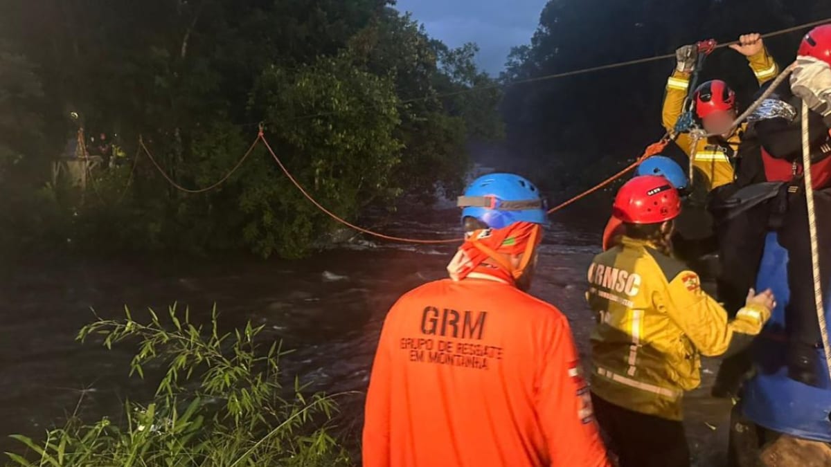 Temporal deixa 16 pessoas e um cachorro ilhados em trilha no Norte de SC
