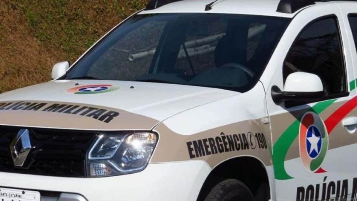 Homem é encontrado morto com faca cravada no peito em Joinville