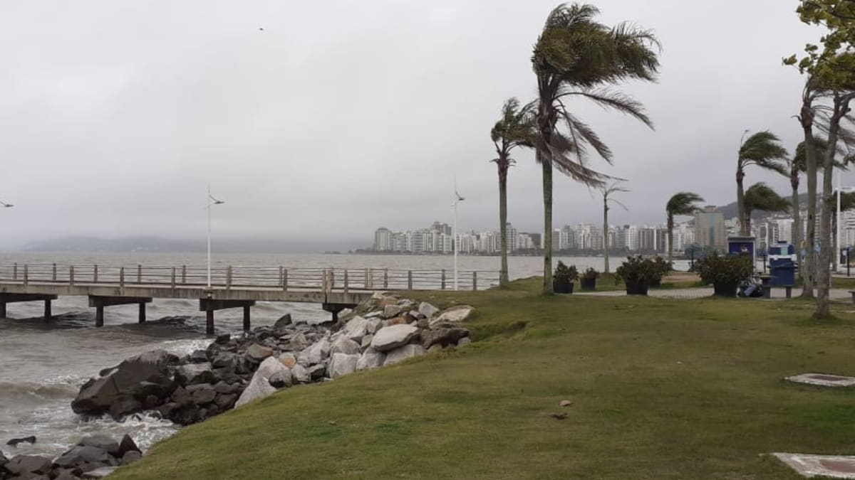 Santa Catarina enfrenta chuva persistente e temporais com risco moderado a alto