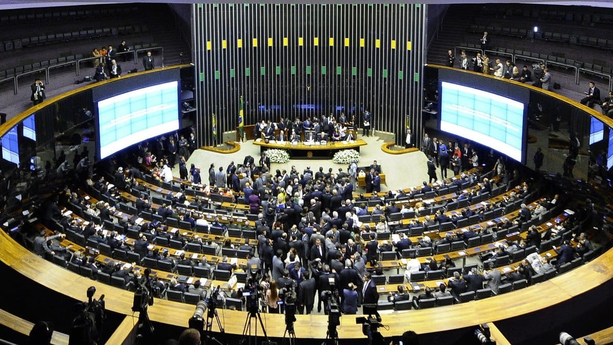 Um terço da bancada do Paraná na Câmara troca de partido na janela partidária de 2026