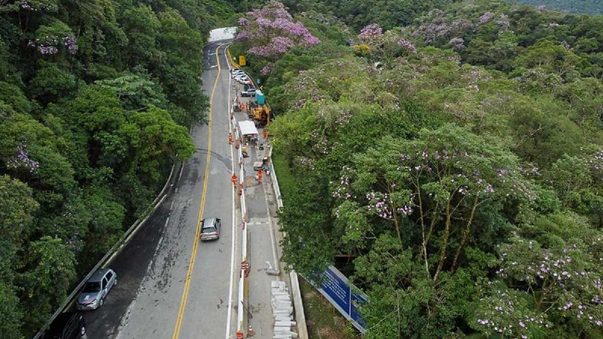 Casal perde controle de moto e cai em ribanceira na Rodovia Mogi-Bertioga
