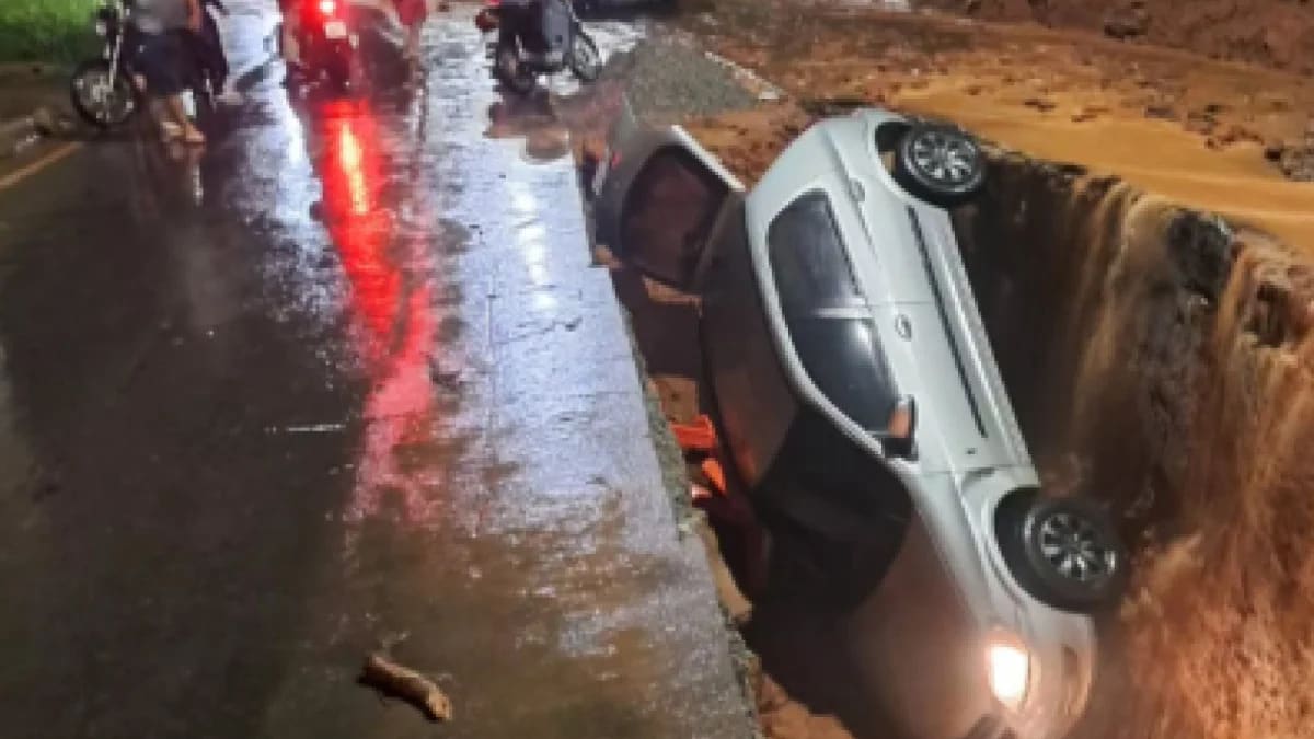 Veículo de aplicativo cai em erosão interditada durante temporal em Juiz de Fora