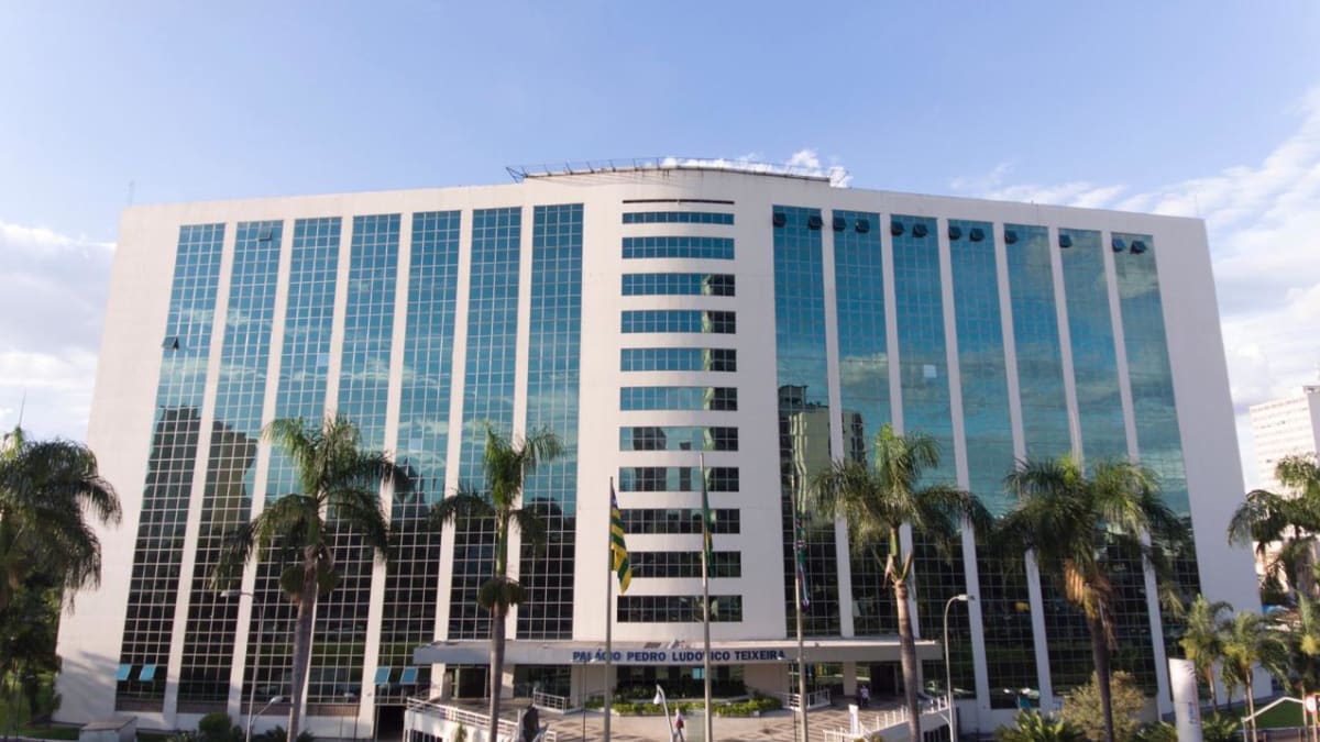 Daniel Vilela sanciona revisão salarial de servidores de 4,26% válida a partir de maio