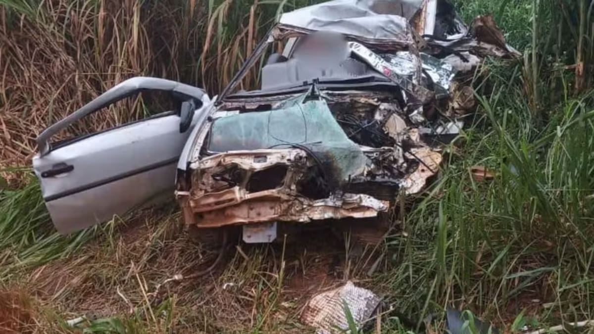 Três morrem em colisão entre carro e caminhão-tanque na BR-354 em Campos Altos