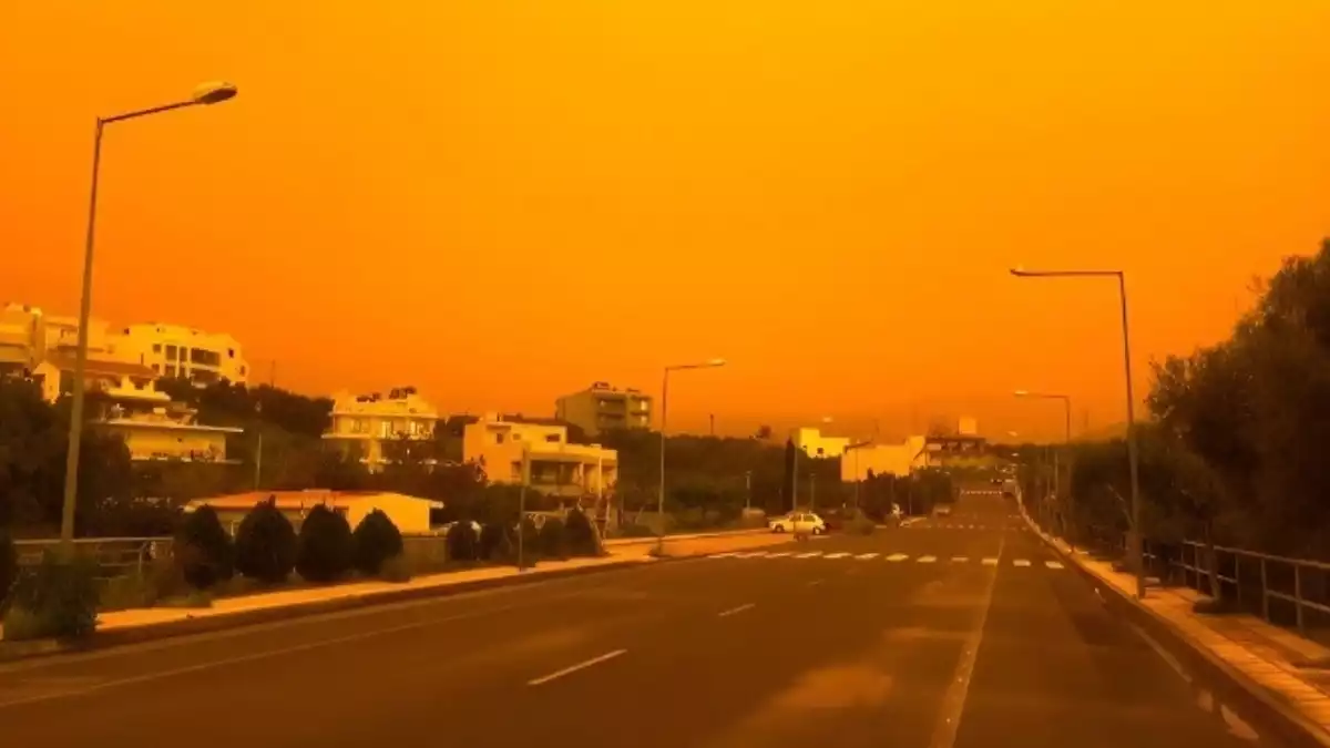 Tempestade de areia transforma céu da Ilha de Creta com tons alaranjados e vermelhos