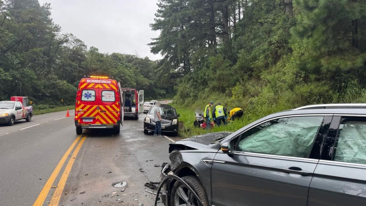 Acidente entre três carros deixa feridos na SC-418 em Joinville