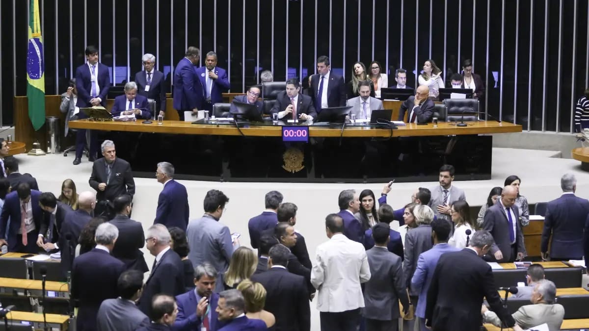 Troca de siglas redefine estratégias dos partidos para as eleições de 2026