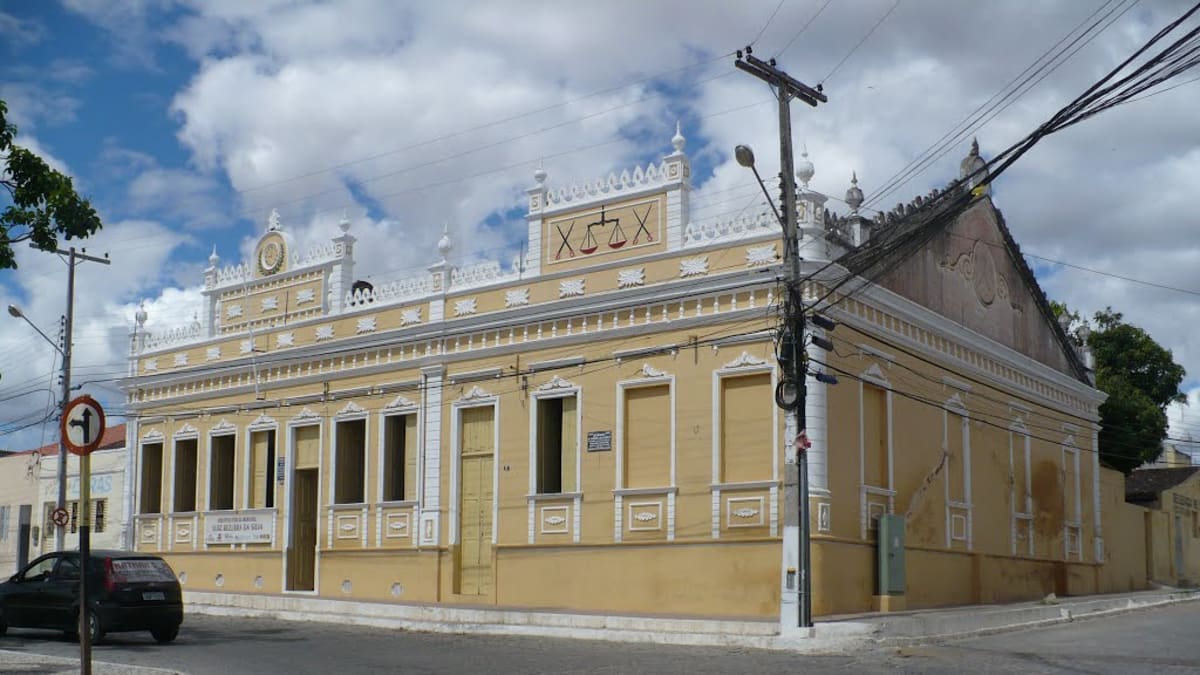 Prefeito de Queimadas é denunciado por contratar empresa ligada a servidora com cargo de confiança