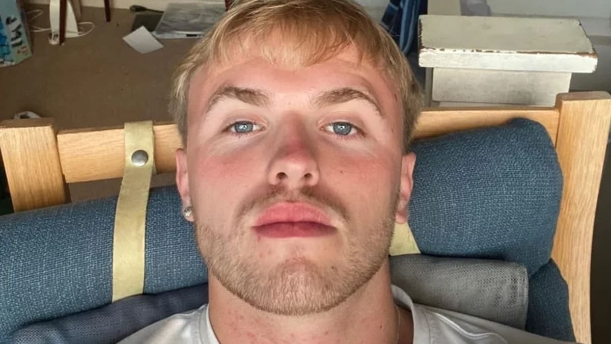 Estudante britânico de 22 anos morre após atraso no diagnóstico de câncer de testículo