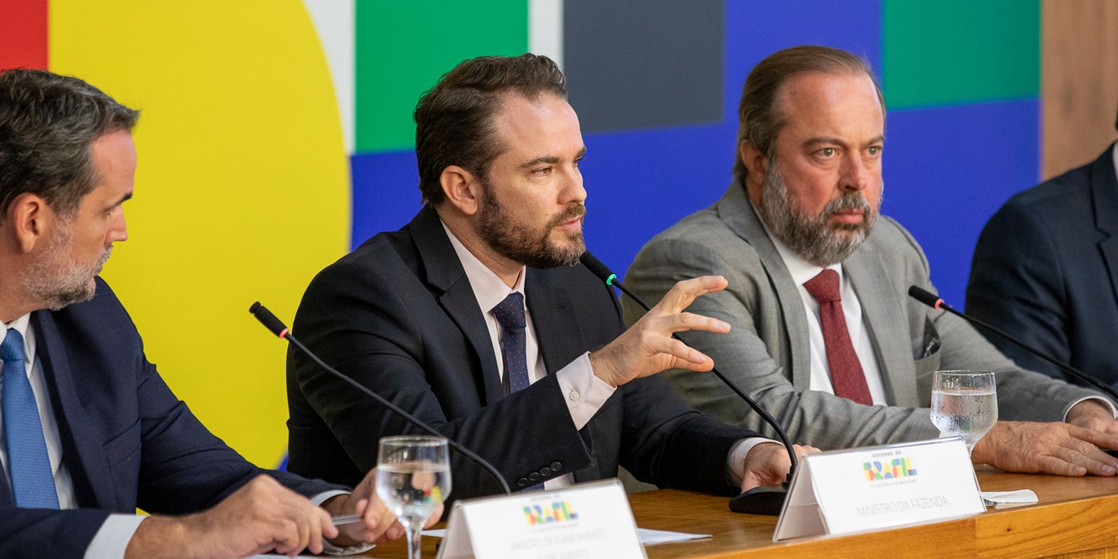 Governo anuncia medidas para conter alta dos combustíveis