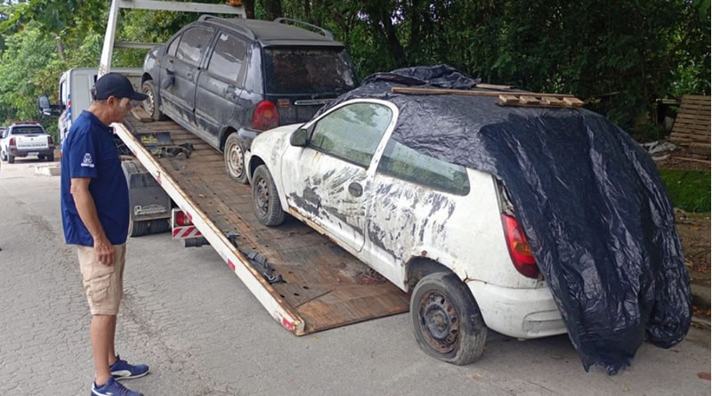 Operação Via Livre remove 13 veículos abandonados em Guarujá