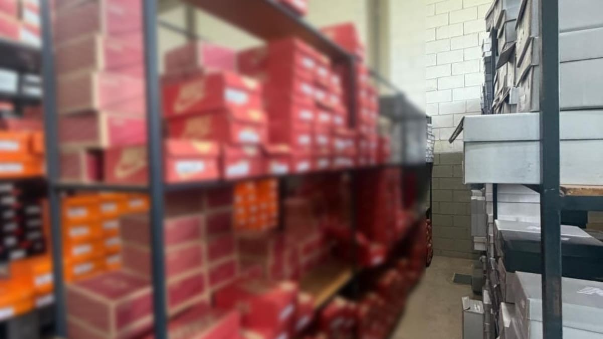 Polícia Civil apreende mais de 15 mil pares de tênis falsificados em Minas Gerais