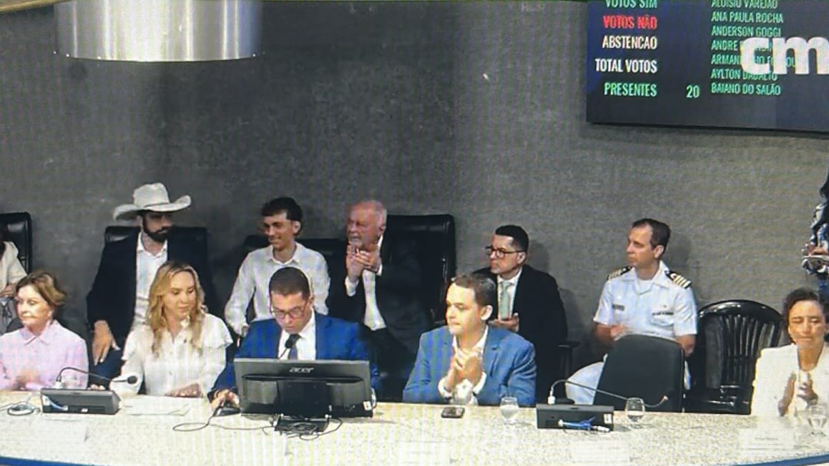 Cris Samorini toma posse como primeira prefeita de Vitória em 474 anos