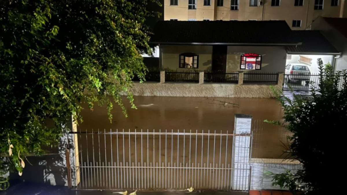 Temporal causa alagamentos e desalojamento de família em Itajaí