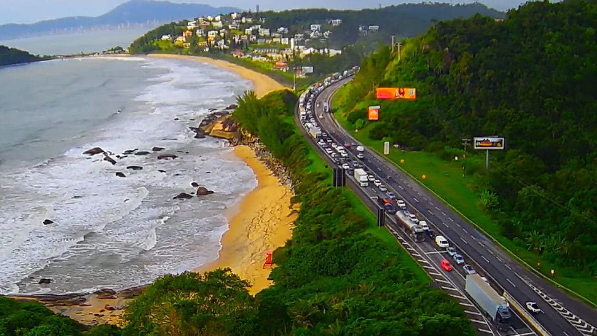 Carro capota e provoca mais de 10 km de fila na BR-101 entre Balneário Camboriú e Itapema