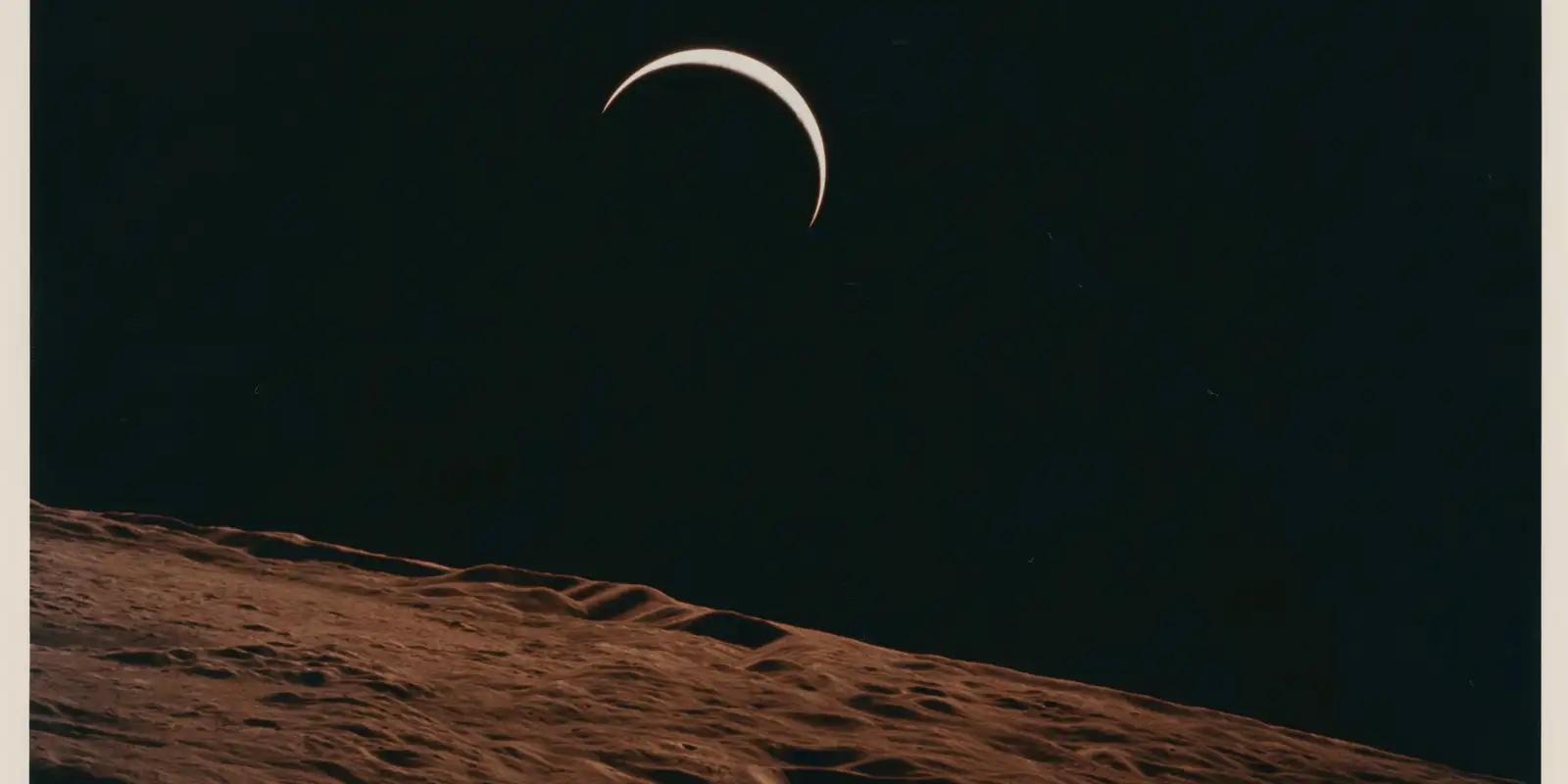 Astronautas da Artemis II completam primeiro sobrevoo lunar em mais de 50 anos