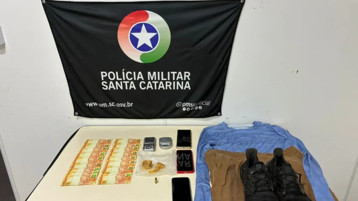 Dupla é presa com drogas, munição e dinheiro falso após furto de bicicleta em Blumenau