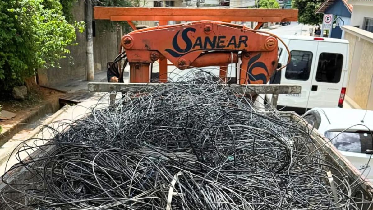 Colatina retira cerca de uma tonelada de fios inutilizados em força-tarefa nos postes