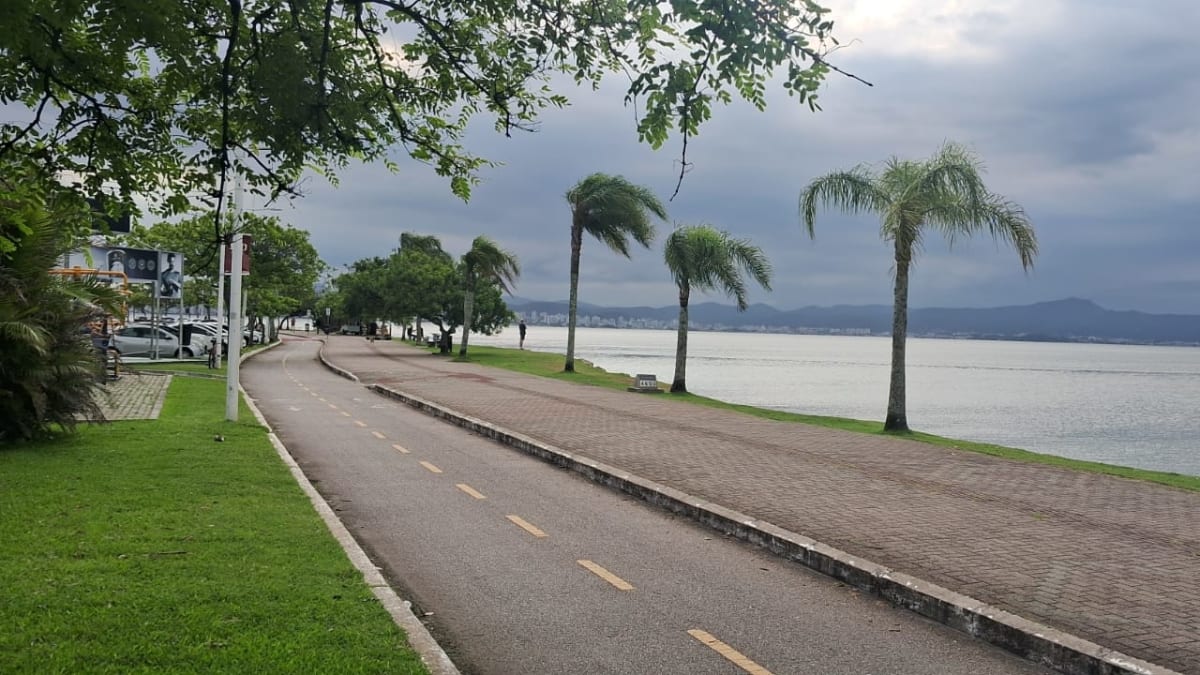 Santa Catarina enfrenta temporais e ventos fortes com avanço de frente fria