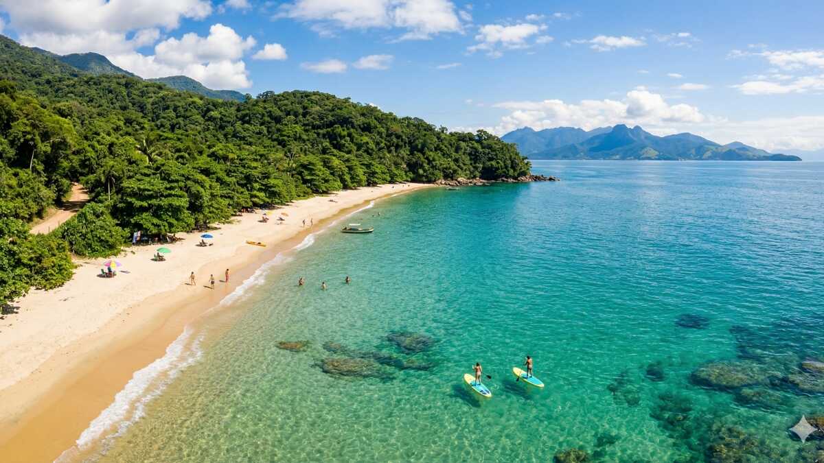 Praia de Ponta Aguda em Ubatuba mantém mar cristalino e atrai turistas em busca de tranquilidade e natureza