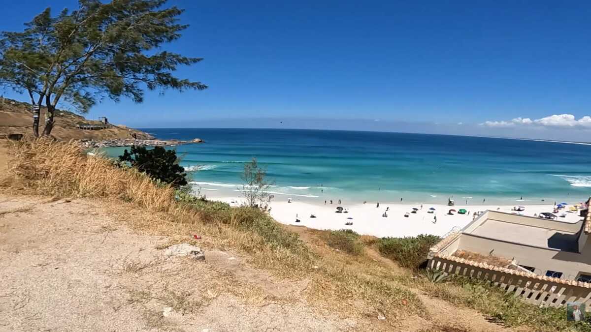 Praia Grande, em Arraial do Cabo, tem água mais fria do Brasil e atrai turistas com paisagem marcante