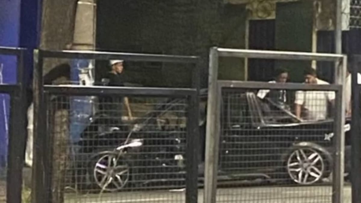 Carro colide contra poste e fica destruído na Avenida Pedro II, em Belo Horizonte