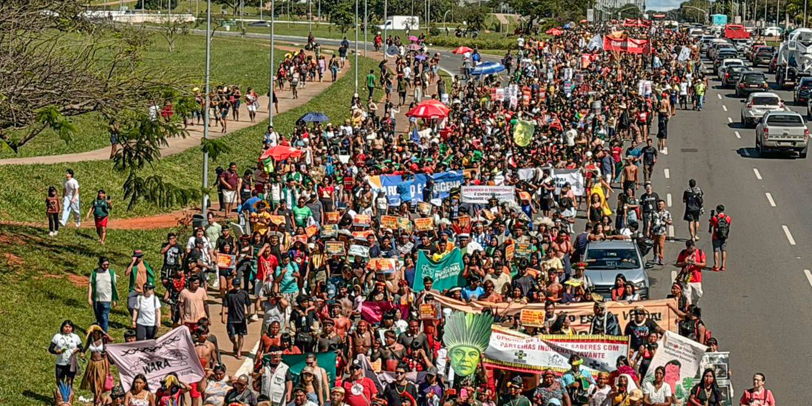 Milhares de indígenas marcham em Brasília por seus direitos