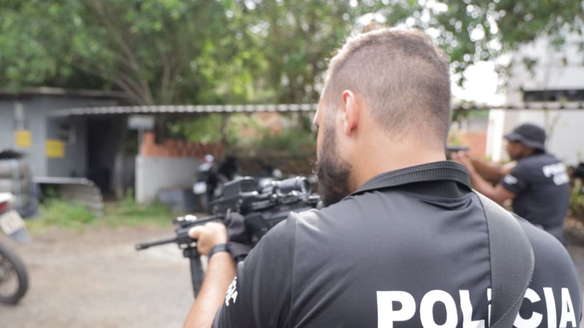 Líder financeiro do Primeiro Comando de Eunápolis e esposa são presos no Rio de Janeiro