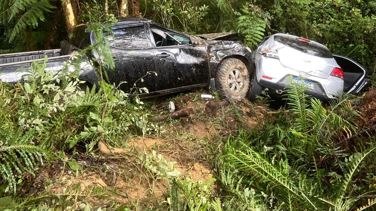 Colisão entre dois veículos deixa três feridos na BR-282, em Alfredo Wagner