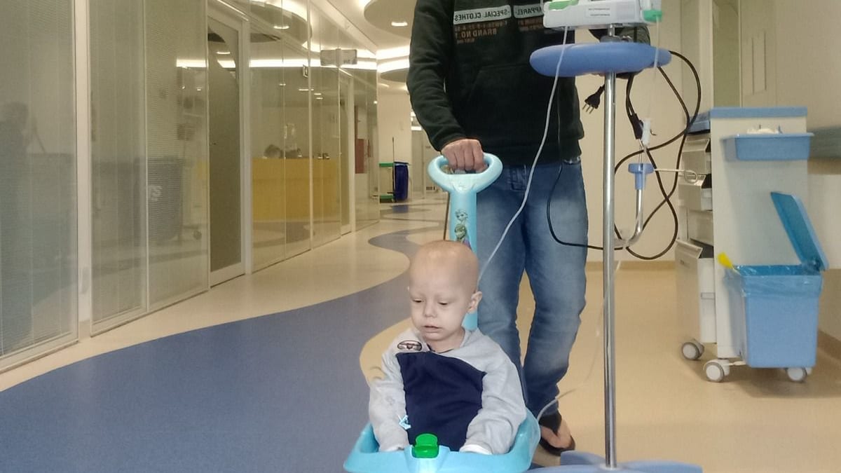 Família de Içara busca ajuda para tratamento de câncer agressivo em criança