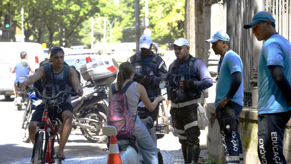Fiscalização nas ciclovias do Rio de Janeiro orienta condutores sobre novas regras de circulação