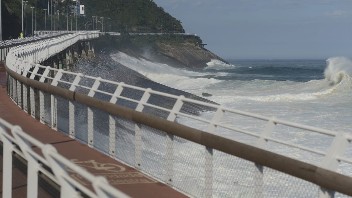 Trecho da Ciclovia Tim Maia é interditado devido a ondas altas na orla
