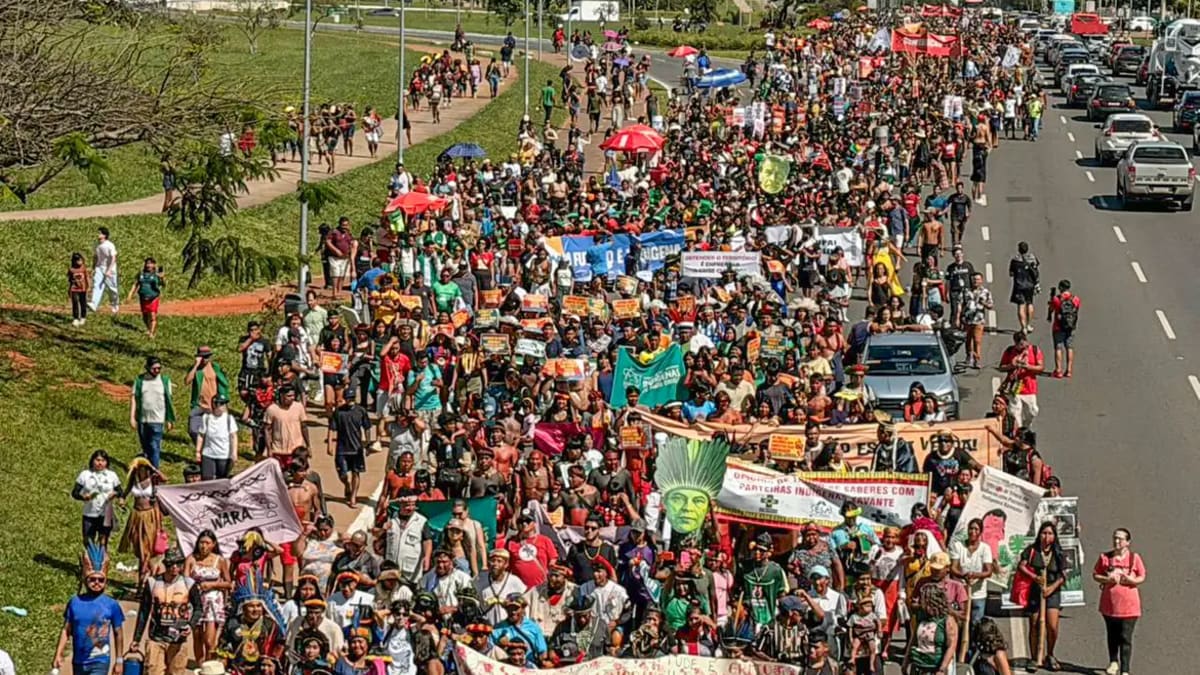 Indígenas de todo o Brasil ocupam Esplanada dos Ministérios em manifestação contra o Congresso