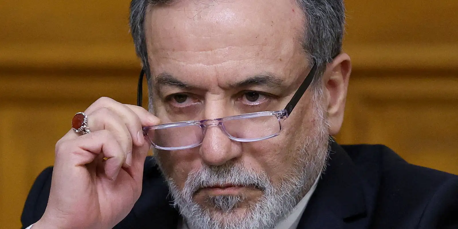 Irã anuncia cessar-fogo condicionado e trânsito seguro no Estreito de Ormuz