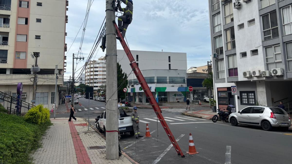 Operação Limpa Fios retira cabos obsoletos em Criciúma